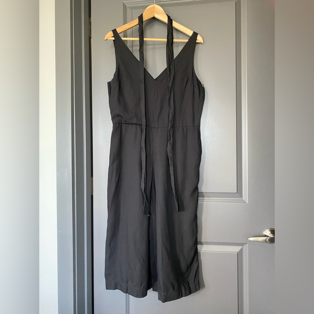 Gap jumpsuit. V neck cut with separate belt tie for waist. Linen. Pockets.